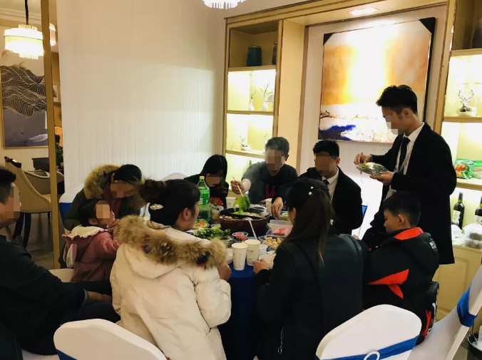 暖冬火鍋宴熱辣開(kāi)席，老友變新鄰，理想開(kāi)涮！